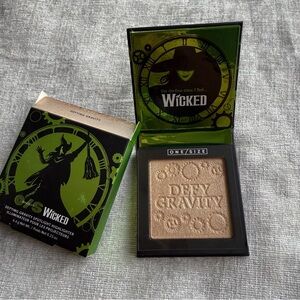 O/S One/Size Wicked “Defy Gravity” Illuminating Highlighter Makeup NWT Palette